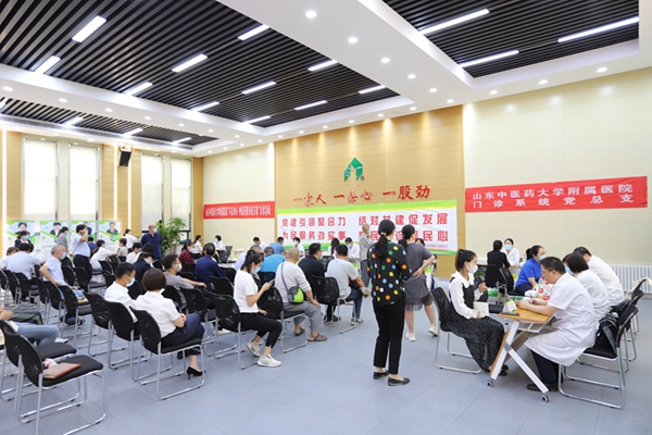 黨建引領聚合力，結(jié)對共建促發(fā)展  為民服務辦實事，惠民義診暖民心——山東中醫(yī)藥大學附屬醫(yī)院門診管理服務黨支部和管理公司機關黨支部舉行黨建共建協(xié)議簽約儀式