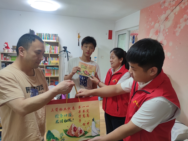 暖心助考，一舉高“粽” ——三箭物業(yè)公司黨支部深入開展“亮身份、樹形象、作貢獻(xiàn)、助發(fā)展”活動(dòng)