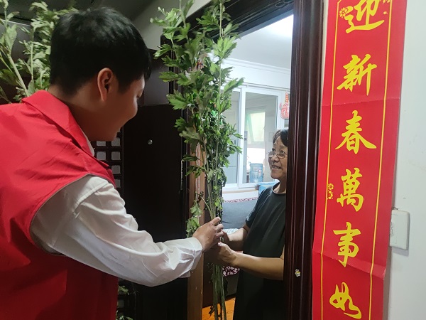 艾葉飄香 濃情端午，三箭物業(yè)開展送艾草活動